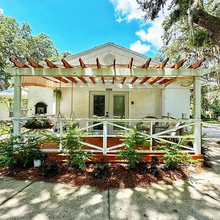 Adorable French Cottage Style - 1 Bedroom.